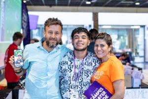 family hugging and visit Bolivar campus
